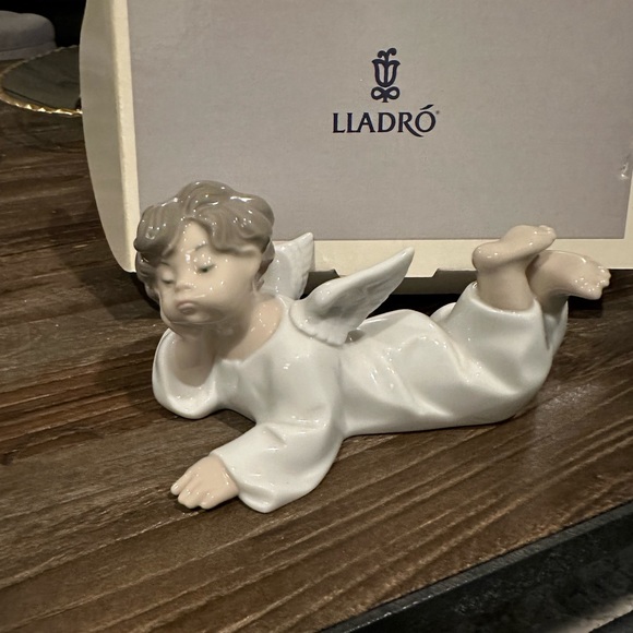 LLADRO’ Angel Laying Down Figurine #04541 - Picture 2 of 9